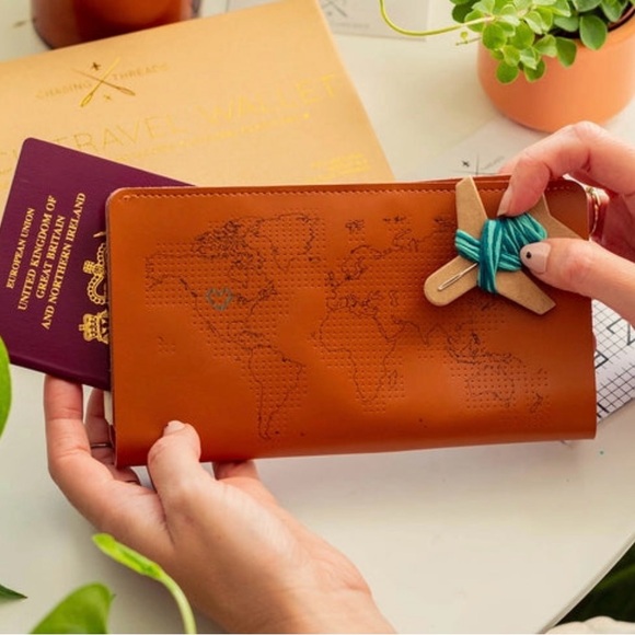 NWT NIB Stitch Where You'Ve Been Travel Leather Wallet By Chasing Threads w/ Pen - Picture 3 of 5